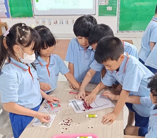 Primary students exploring together